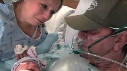 Người vợ mổ đẻ sớm để chồng đang hấp hối kịp gặp con - 1