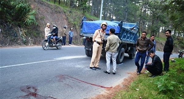 Nam thanh niên ngồi nghe nhạc, bất thần lao đầu vào xe tải