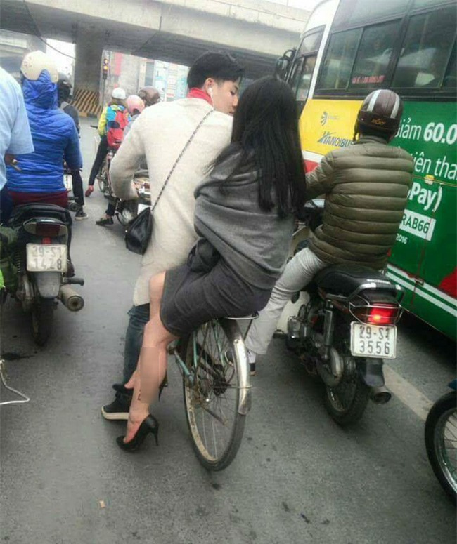Cặp đôi gây chú ý khi ăn mặc hiện đại mà lại chở nhau trên chiếc xe đạp cọc cạch tróc sơn - Ảnh 1.