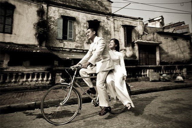 Cặp đôi gây chú ý khi ăn mặc hiện đại mà lại chở nhau trên chiếc xe đạp cọc cạch tróc sơn - Ảnh 2.