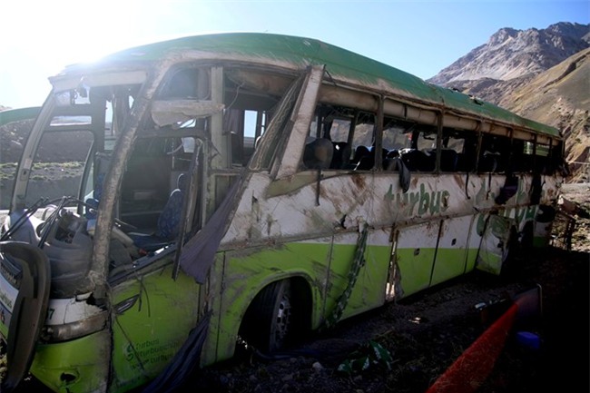 Xe buyt lat tren duong nui o day Andes, 19 nguoi chet hinh anh 1