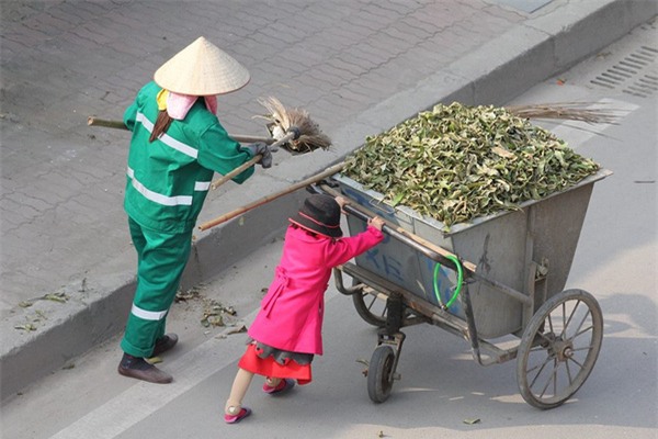 Bức ảnh con trai cặm cụi viết bài bên hàng trái cây mưu sinh của mẹ khiến chúng ta nhận ra hạnh phúc là gì - Ảnh 5.