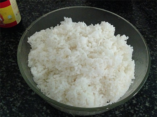 Rang cơm kiểu này ngon “bá cháy”, hạt cơm vừa tơi lại vừa giòn - Ảnh 1.