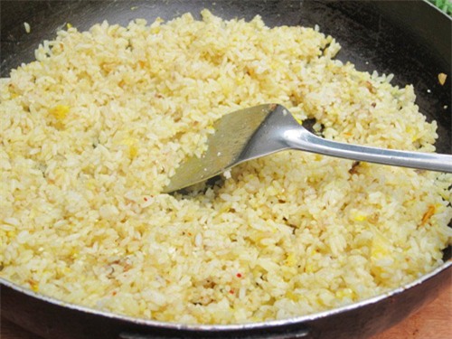 Rang cơm kiểu này ngon “bá cháy”, hạt cơm vừa tơi lại vừa giòn - Ảnh 3.