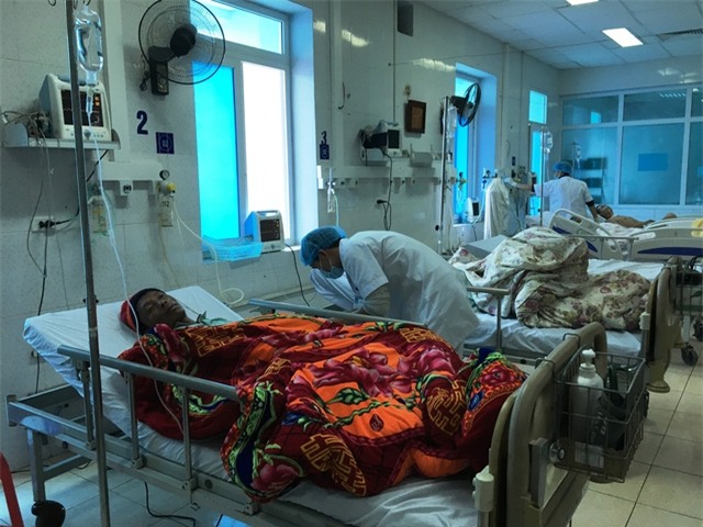 Các bác sĩ thăm khám cho bệnh nhân trong vụ ngộ độc tập thể ở Lai Châu. Ảnh: Nhật Tân