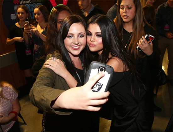 Selena Gomez chính là ngôi sao chăm tự sướng cùng fan nhất - Ảnh 18.