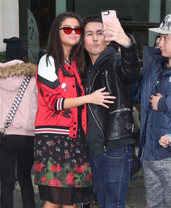 Selena Gomez chính là ngôi sao chăm tự sướng cùng fan nhất - Ảnh 22.