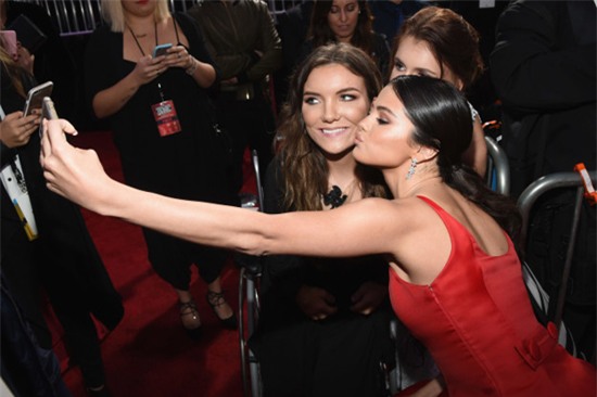 Selena Gomez chính là ngôi sao chăm tự sướng cùng fan nhất - Ảnh 4.