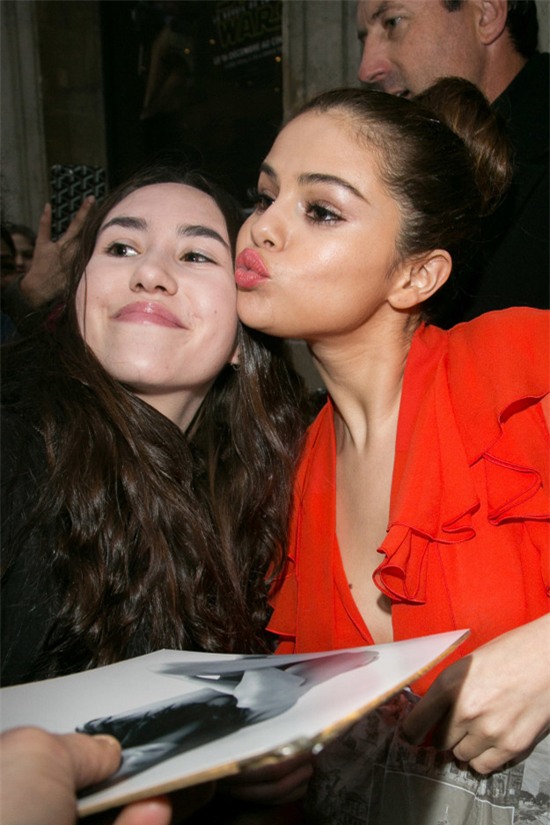 Selena Gomez chính là ngôi sao chăm tự sướng cùng fan nhất - Ảnh 16.