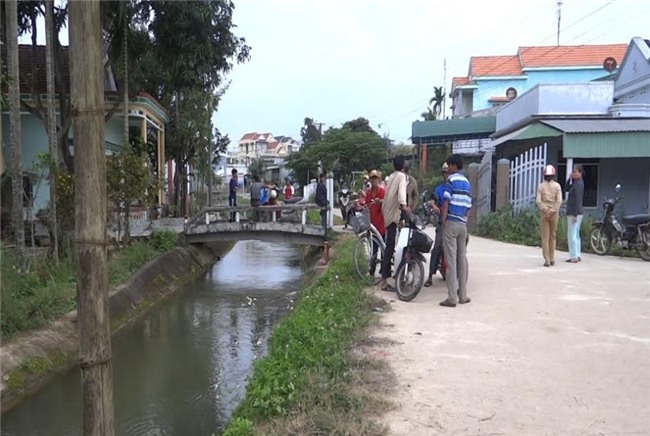 di tap van nghe, be gai roi xuong muong tu vong hinh anh 1