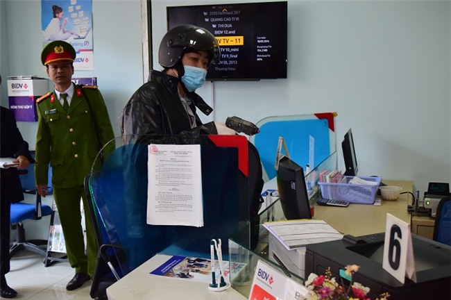 Nghi can bình thản tái hiện vụ cướp ngân hàng chấn động xứ Huế