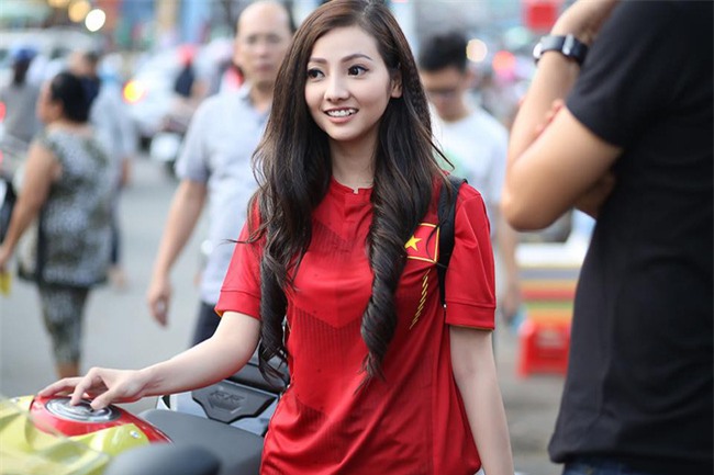 Hé lộ danh tính cô nàng áo đỏ xinh đẹp, cưỡi motor đi cổ động bóng đá - Ảnh 3.