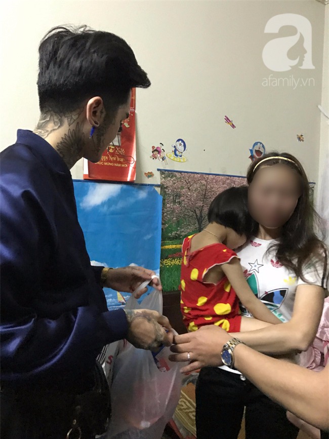 Người mẹ đánh con ở siêu thị vì làm mất kẹo: Vì cháu nó quấy quá! - Ảnh 1.