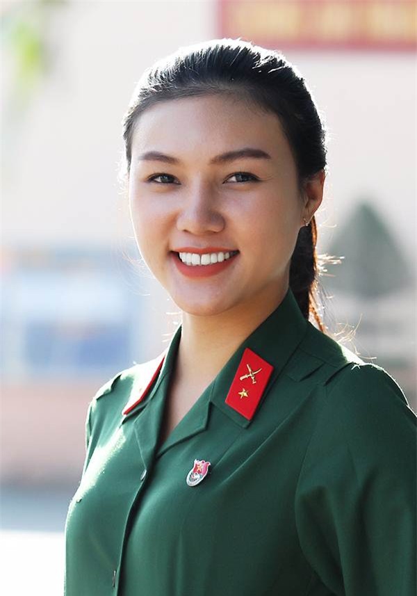 Á khôi đại học xinh đẹp tự nguyện nhập ngũ