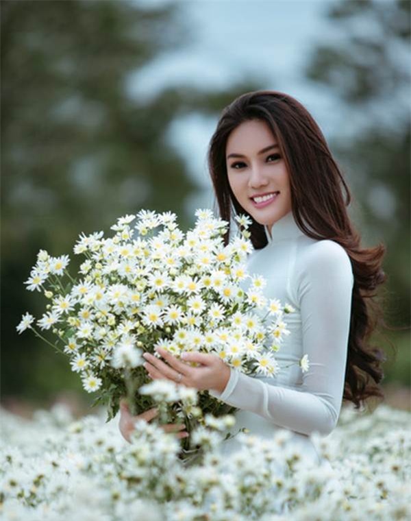 Á khôi đại học xinh đẹp tự nguyện nhập ngũ