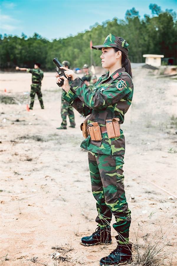 Á khôi đại học xinh đẹp tự nguyện nhập ngũ