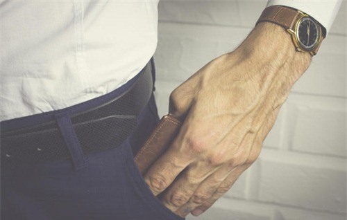 tham tu tiet lo nhung kieu chong chac chan dang “an cha” sau lung vo - 2