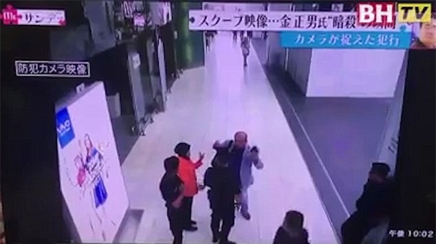 Người đàn ông được cho là Kim Jong-nam được cho là mô tả lại sự việc bị tấn công cho hai sĩ quan cảnh sát tại sân bay Kuala Lumpur trước khi chuyển đi cấp cứu. (Ảnh: Dailymail)