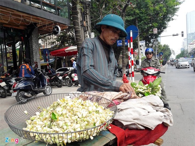 Kiem tien bang viec mang hoa buoi ra pho hinh anh 1