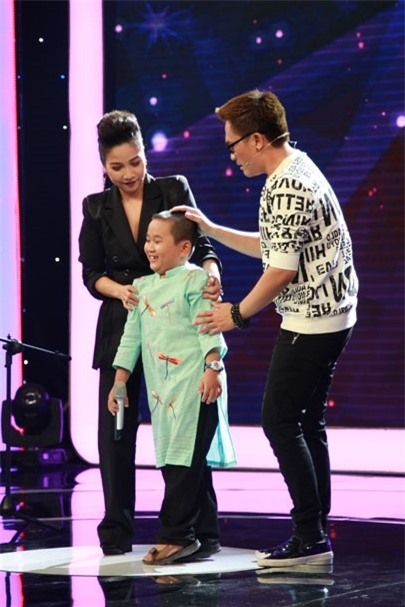 Cau be 7 tuoi hat tu 'Ong ba anh' den don ca tai tu hinh anh 2