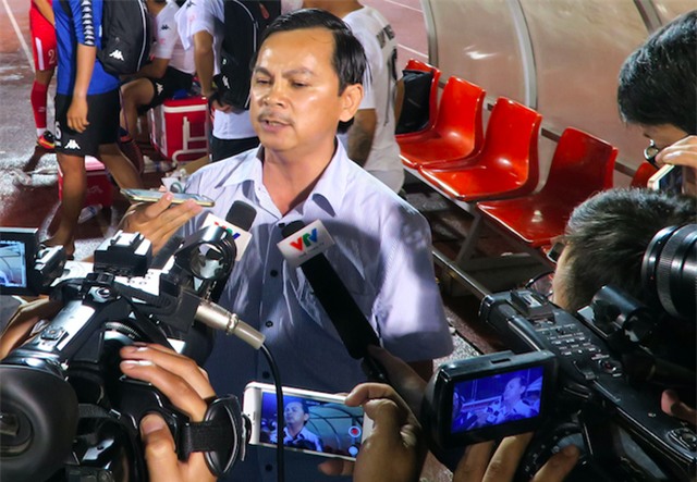 Chủ tịch CLB Long An Võ Thành Nhiêm gửi lời xin lỗi đến người hâm mộ (ảnh: Anh Hải)