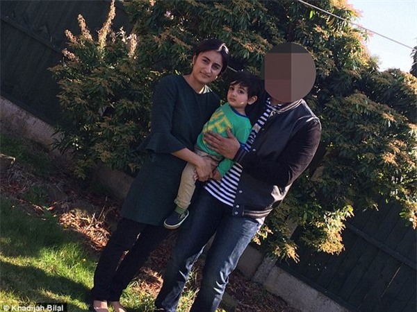 Khadijah Bilal chụp ảnh cùng chồng và con trai đầu long. Danh tính người chồng không được tiết lộ