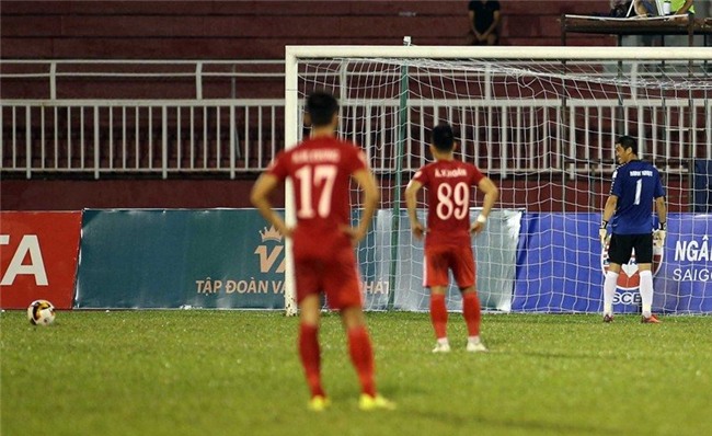 V-League 2017, sân Thống Nhất, Long An diễn trò hề, trọng tài Nguyễn Trọng Thư