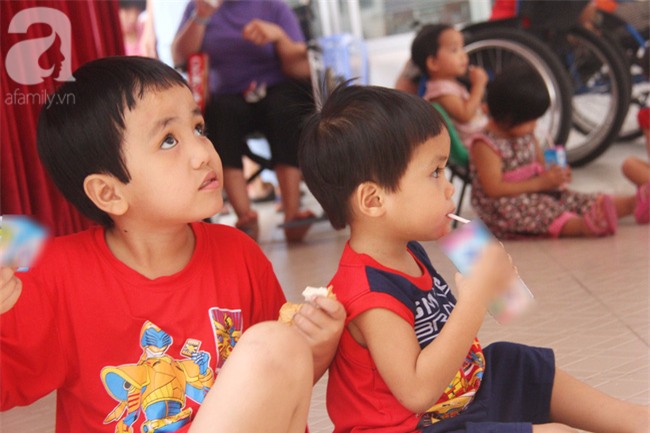 Hai bé trai 3 và 5 tuổi lang thang tìm bố mẹ lúc nửa đêm ở Gò Vấp giờ ra sao? - Ảnh 11.