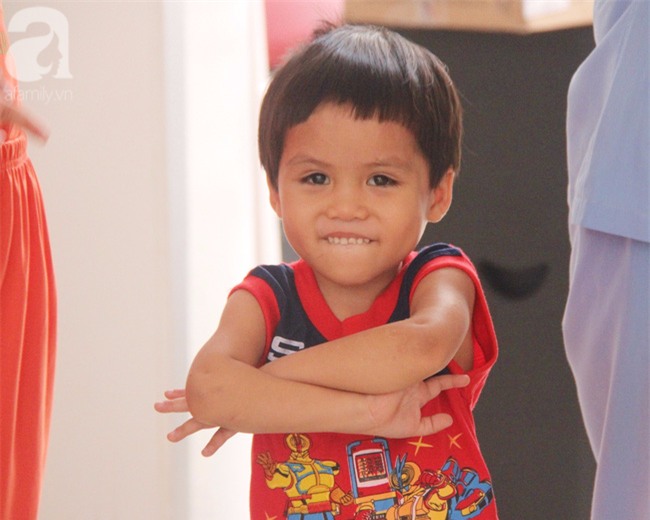 Hai bé trai 3 và 5 tuổi lang thang tìm bố mẹ lúc nửa đêm ở Gò Vấp giờ ra sao? - Ảnh 12.