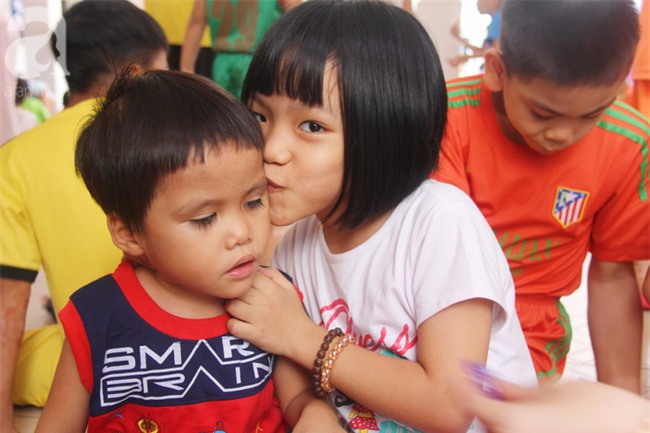 Hai bé trai 3 và 5 tuổi lang thang tìm bố mẹ lúc nửa đêm ở Gò Vấp giờ ra sao? - Ảnh 13.