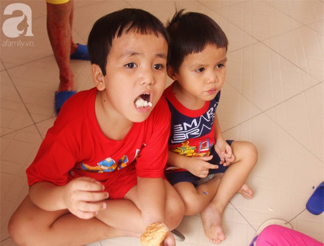 Hai bé trai 3 và 5 tuổi lang thang tìm bố mẹ lúc nửa đêm ở Gò Vấp giờ ra sao? - Ảnh 4.