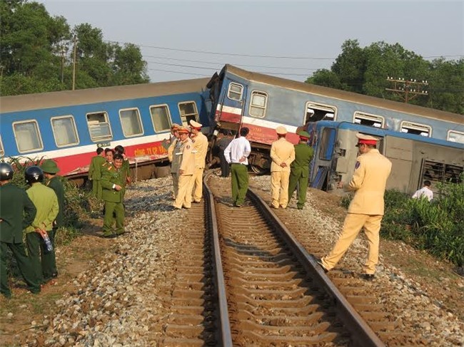 Tàu hỏa, tàu hỏa đâm xe tải, xe tải, tàu đâm xe tải ở Huế, tai nạn giao thông