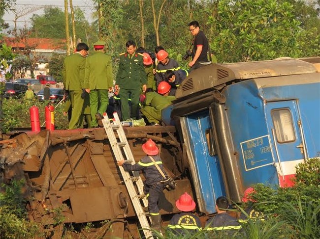 Tàu hỏa, tàu hỏa đâm xe tải, xe tải, tàu đâm xe tải ở Huế, tai nạn giao thông