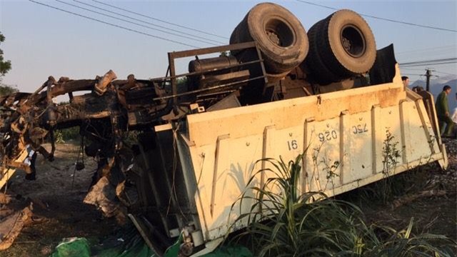 Tàu hỏa, tàu hỏa đâm xe tải, xe tải, tàu đâm xe tải ở Huế, tai nạn giao thông