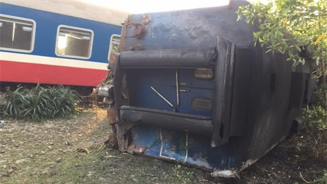 Tàu hỏa, tàu hỏa đâm xe tải, xe tải, tàu đâm xe tải ở Huế, tai nạn giao thông