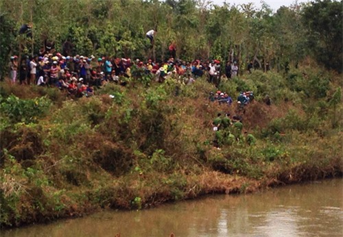 tin nong: hoang hon phat hien thi the khong con tay chan trong bao tai - 1