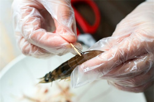 vet sach noi com voi tom sot chua ngot hinh anh 5