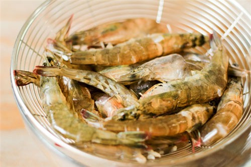 vet sach noi com voi tom sot chua ngot hinh anh 7