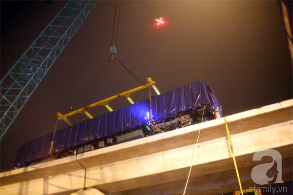 Hà Nội: Người dân đội mưa giữa đêm xem cẩu đầu tàu lên ray đường sắt trên cao - Ảnh 1.