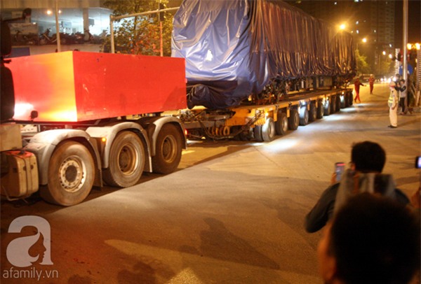 Hà Nội: Người dân đội mưa giữa đêm xem cẩu đầu tàu lên ray đường sắt trên cao - Ảnh 10.