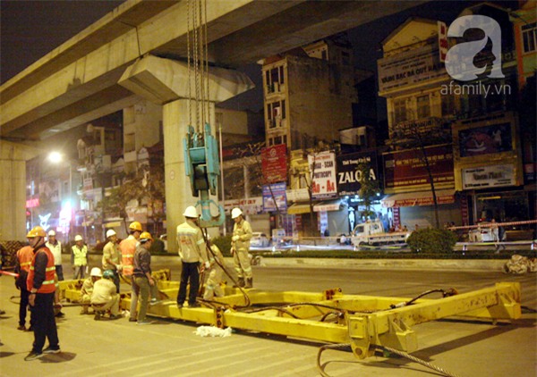 Hà Nội: Người dân đội mưa giữa đêm xem cẩu đầu tàu lên ray đường sắt trên cao - Ảnh 11.