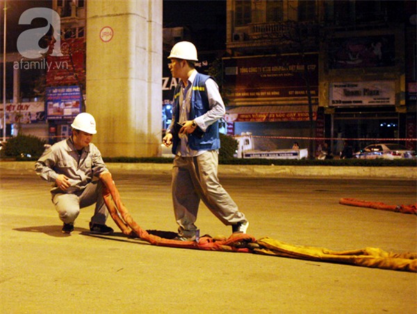 Hà Nội: Người dân đội mưa giữa đêm xem cẩu đầu tàu lên ray đường sắt trên cao - Ảnh 12.