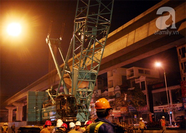Hà Nội: Người dân đội mưa giữa đêm xem cẩu đầu tàu lên ray đường sắt trên cao - Ảnh 13.