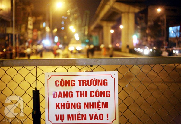 Hà Nội: Người dân đội mưa giữa đêm xem cẩu đầu tàu lên ray đường sắt trên cao - Ảnh 14.