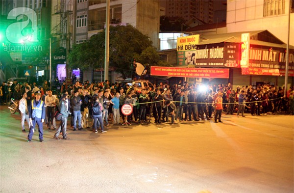 Hà Nội: Người dân đội mưa giữa đêm xem cẩu đầu tàu lên ray đường sắt trên cao - Ảnh 15.