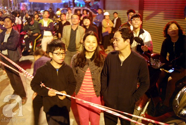 Hà Nội: Người dân đội mưa giữa đêm xem cẩu đầu tàu lên ray đường sắt trên cao - Ảnh 16.