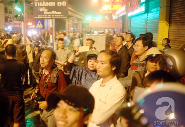 Hà Nội: Người dân đội mưa giữa đêm xem cẩu đầu tàu lên ray đường sắt trên cao - Ảnh 17.