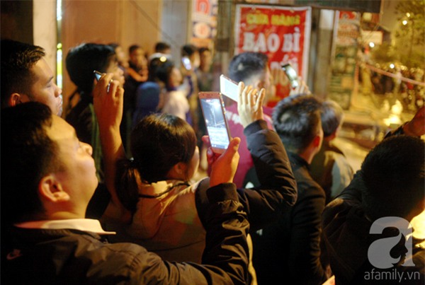 Hà Nội: Người dân đội mưa giữa đêm xem cẩu đầu tàu lên ray đường sắt trên cao - Ảnh 18.