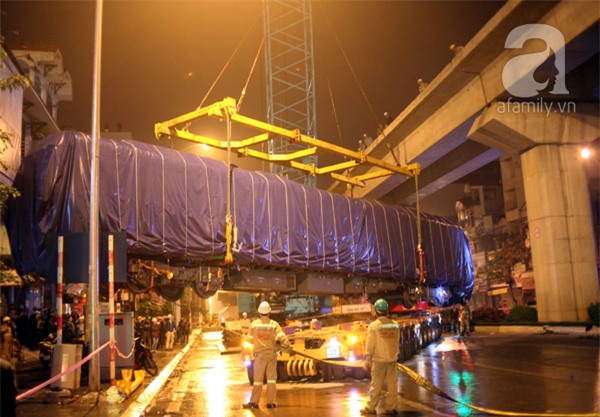 Hà Nội: Người dân đội mưa giữa đêm xem cẩu đầu tàu lên ray đường sắt trên cao - Ảnh 3.