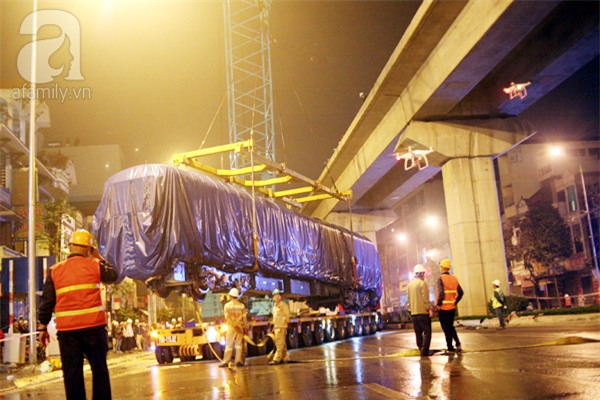 Hà Nội: Người dân đội mưa giữa đêm xem cẩu đầu tàu lên ray đường sắt trên cao - Ảnh 4.